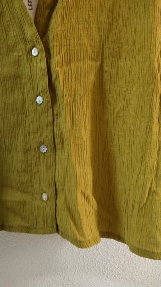 Preciosa blusa Lefties caqui.
