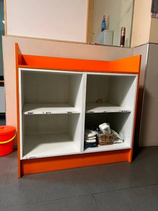 Mueble cambiador naranja y blanco