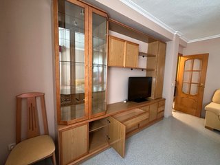 Mueble de salón madera y cristal.