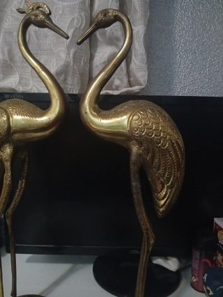 Figuras de bronce grullas
