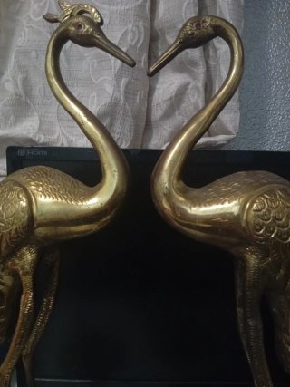 Figuras de bronce grullas