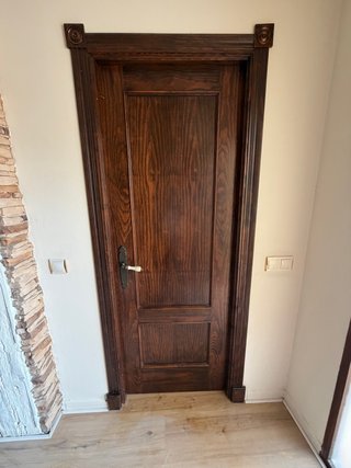 Puerta de madera oscura de paso
