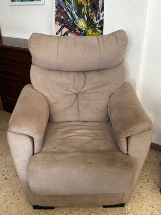 Sillón de tela beige y marrón