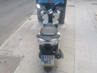 Maxi Scooter SYM Blanca y Negra
