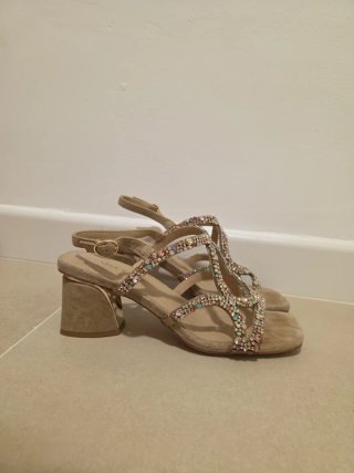 Sandalias de tacón con pedrería