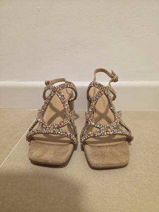 Sandalias de tacón con pedrería