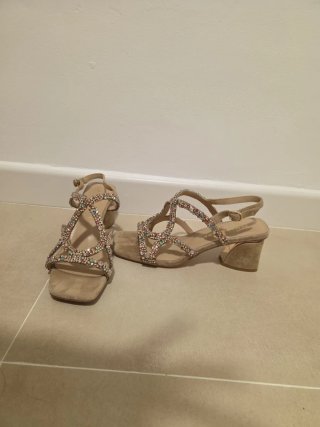 Sandalias de tacón con pedrería