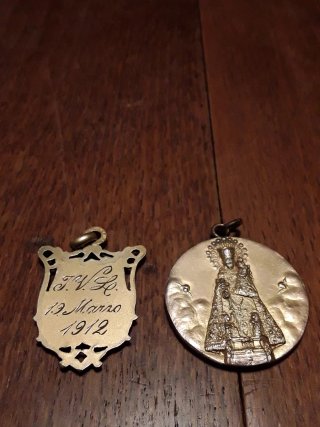 Antiguas medallas doradas