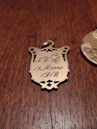 Antiguas medallas doradas