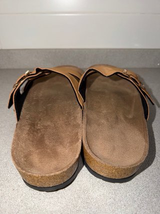 Sandalias de hombre marrones con hebillas doradas