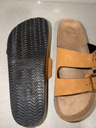 Sandalias de hombre marrones con hebillas doradas