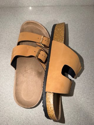 Sandalias de hombre marrones con hebillas doradas