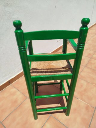 Trona de madera verde