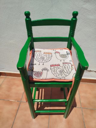 Trona de madera verde