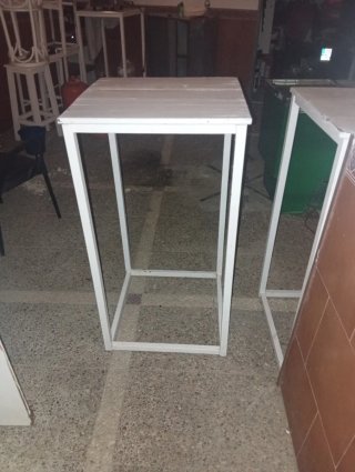 4 Mesas altas metálicas blancas