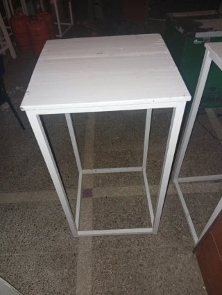4 Mesas altas metálicas blancas