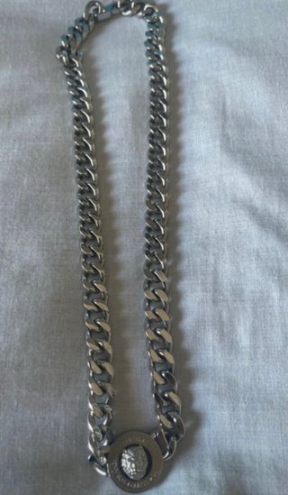 Cadena Guess plateada con león