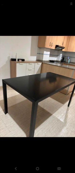 Mesa de comedor negra moderna de cristal y acero