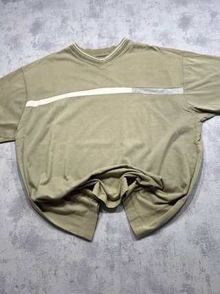Camiseta verde oliva con rayas