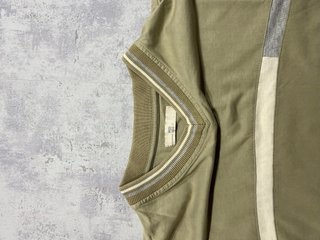 Camiseta verde oliva con rayas