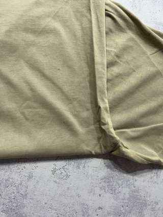 Camiseta verde oliva con rayas