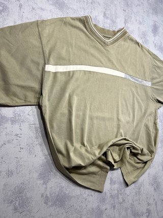 Camiseta verde oliva con rayas
