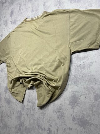 Camiseta verde oliva con rayas
