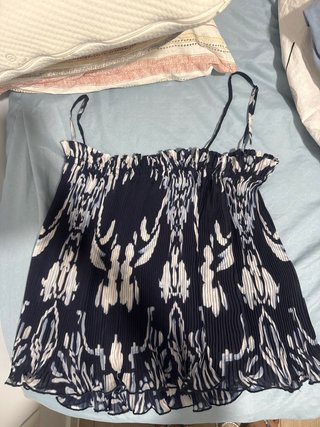Top azul y blanco con tirantes de HM