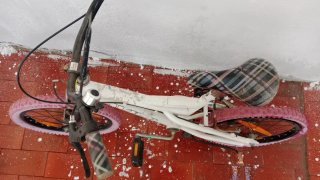 Bicicleta infantil blanca con ruedas rosas