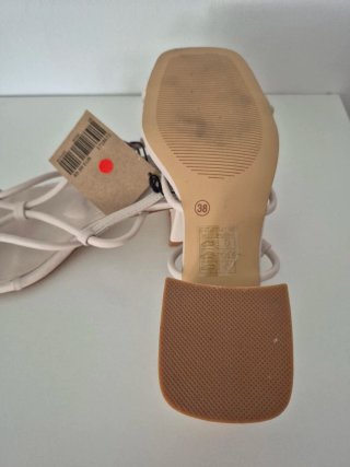 Sandalias tacón bajo beige sin estrenar