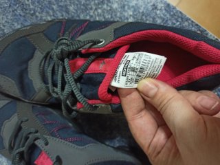 Zapatillas de montaña azules y rosas fucsia.