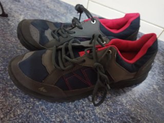 Zapatillas de montaña azules y rosas fucsia.