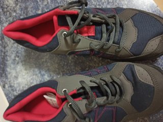 Zapatillas de montaña azules y rosas fucsia.