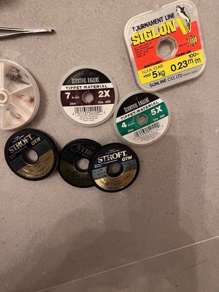 Lote de moscas y hilos de pesca