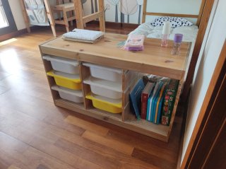 Dormitorio infantil completo en madera y blanco.