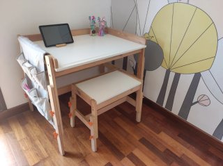 Dormitorio infantil completo en madera y blanco.