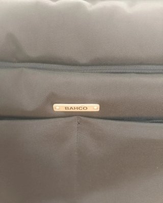 Maletín de viaje negro, con ruedas.