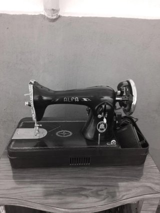 Máquina de coser Alfa antigua
