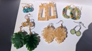 Se personalizan accesorios de resina