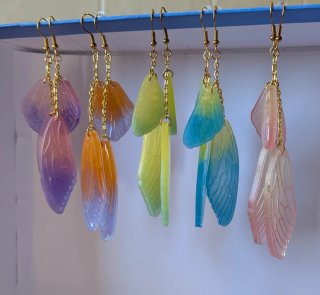 Se personalizan accesorios de resina