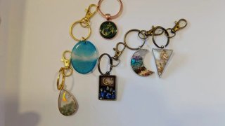 Se personalizan accesorios de resina
