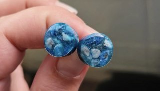 Se personalizan accesorios de resina
