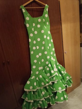 Traje de flamenca verde lunares blancos