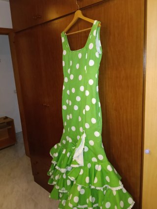Traje de flamenca verde lunares blancos