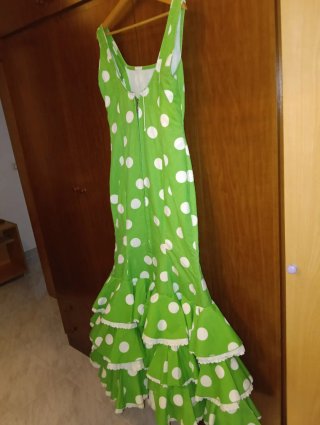Traje de flamenca verde lunares blancos