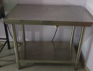 Mesa de acero inoxidable con estante