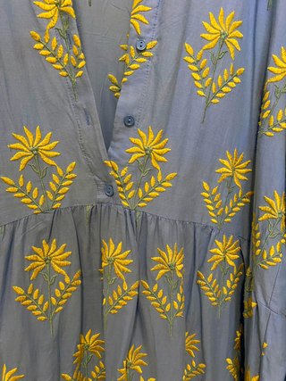 Vestido midi Zara azul flores bordadas Talla M