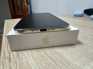 iPhone 17 Air Blanco 256GB Bordes Dorados