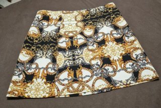Falda estampada dorada y negra