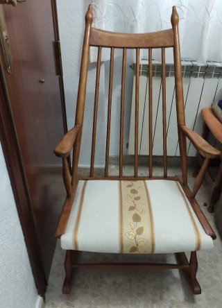 Mecedora antigua de madera y tela
